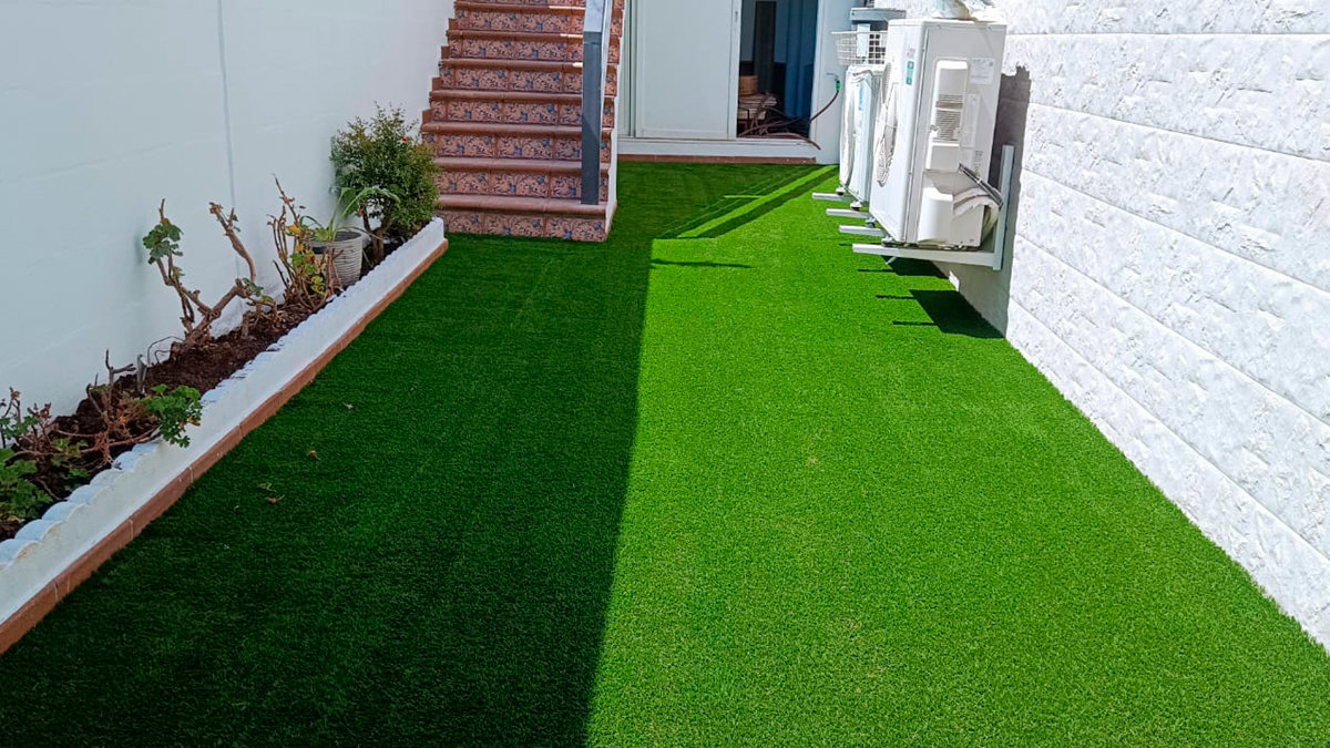 Terraza con césped sintético y piscina en La Alcaidesa
