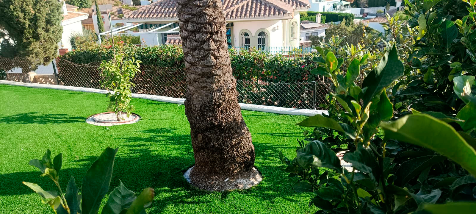 Césped artificial en jardín de vivienda en Sotogrande, San Roque, cerca del puerto deportivo