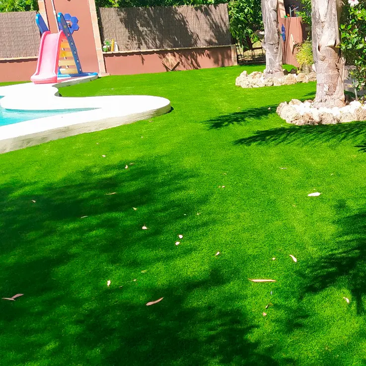 Instalación de césped artificial en zonas comunes de una urbanización en Estepona