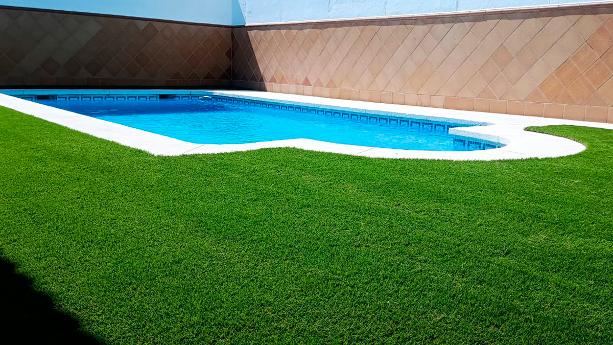 Zona ajardinada junto a piscina en una zona residencial privada